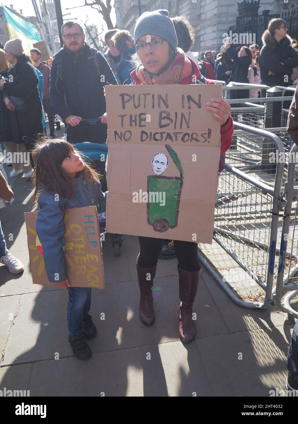 Londres.26th février 2022. C'est le 3rd jour de l'attaque de la Russie contre L'UKRAINE. Grand soutien des Londoniens pour L'UKRAINE ... avec des slogans 'STOP THE WAR', Banque D'Images