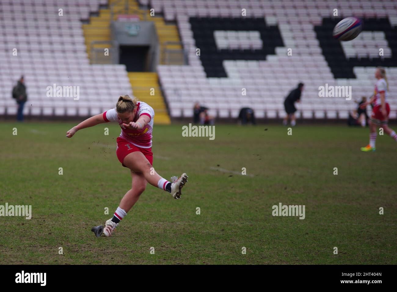 Darlington, Angleterre, le 26 février 2022. Ellie Green prend un coup de pied pour Harlequins Women contre le DPM Durham Sharks lors d'un match Premier 15s à l'arène Darlington. Crédit : Colin Edwards Banque D'Images