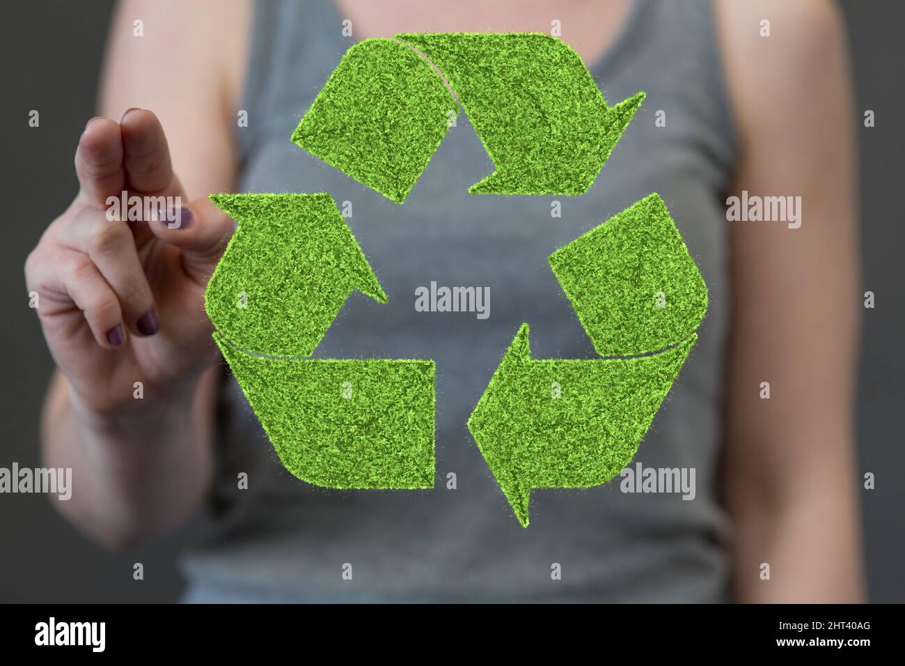 Personne présentant une projection virtuelle du symbole de recyclage Banque D'Images