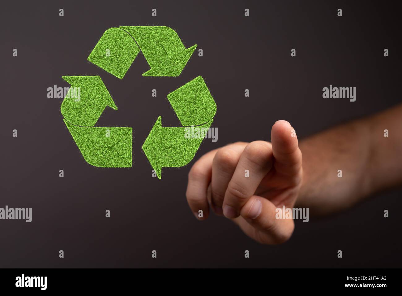 Personne présentant une projection virtuelle du symbole de recyclage Banque D'Images