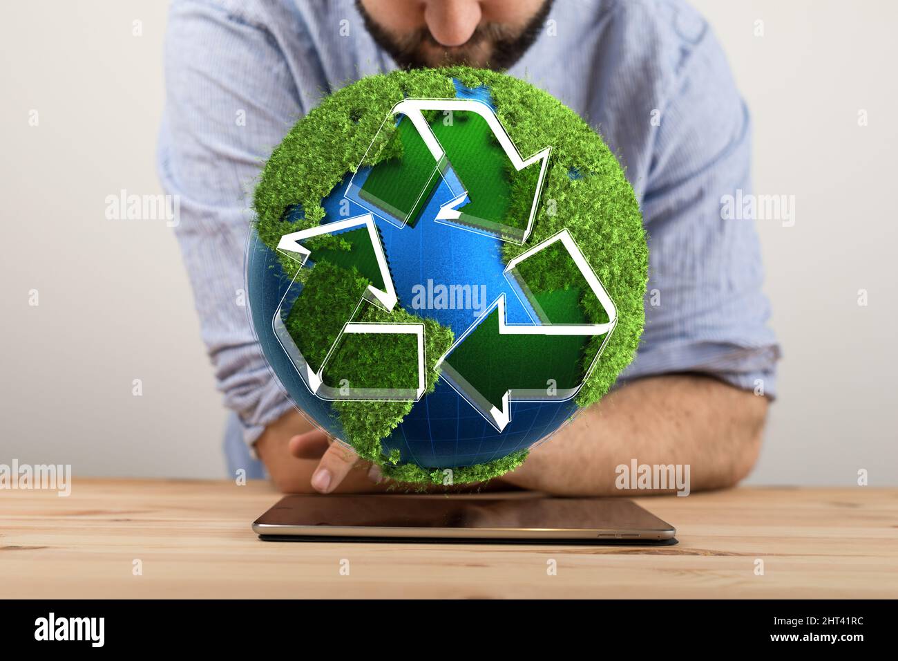 Personne présentant une projection virtuelle du symbole de recyclage Banque D'Images