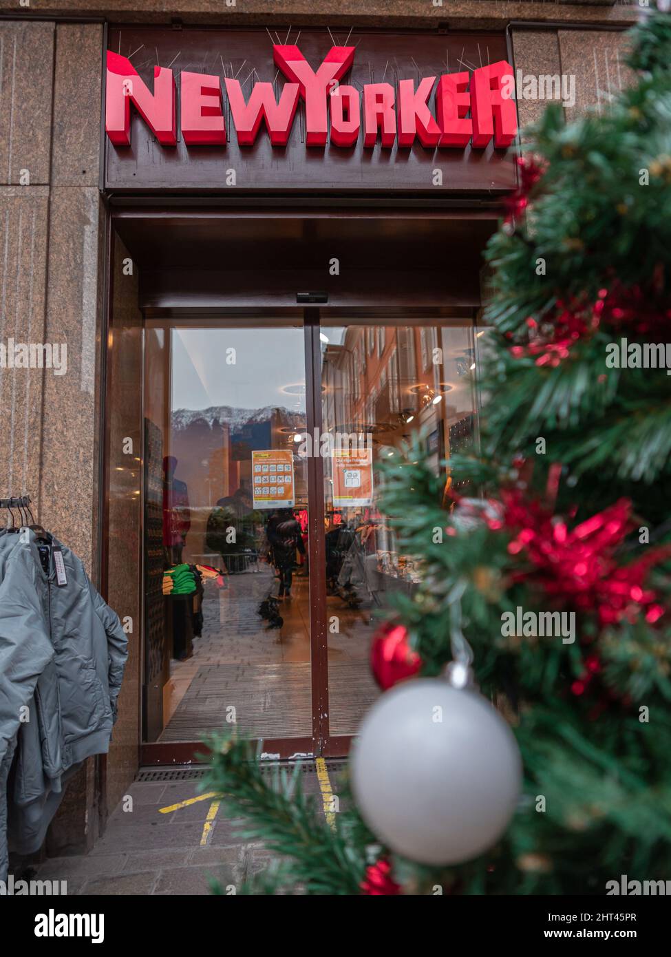 Locarno, Suisse - 29 décembre 2021: New Yorker est une entreprise de vêtements basée à Braunschweig, qui vise principalement le groupe cible de 12 t. Banque D'Images