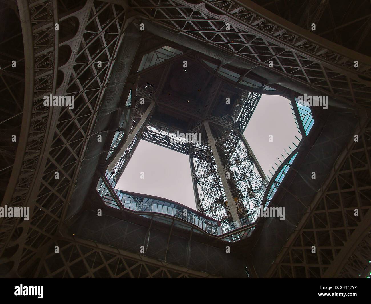 La tour Eiffel, en regardant vers le haut la perspective de la tour Eiffel, enenenenenenenenenenenering, des matériaux d'acier sur les constructions. Conception et ingénierie d'art. Paris France structures. Banque D'Images