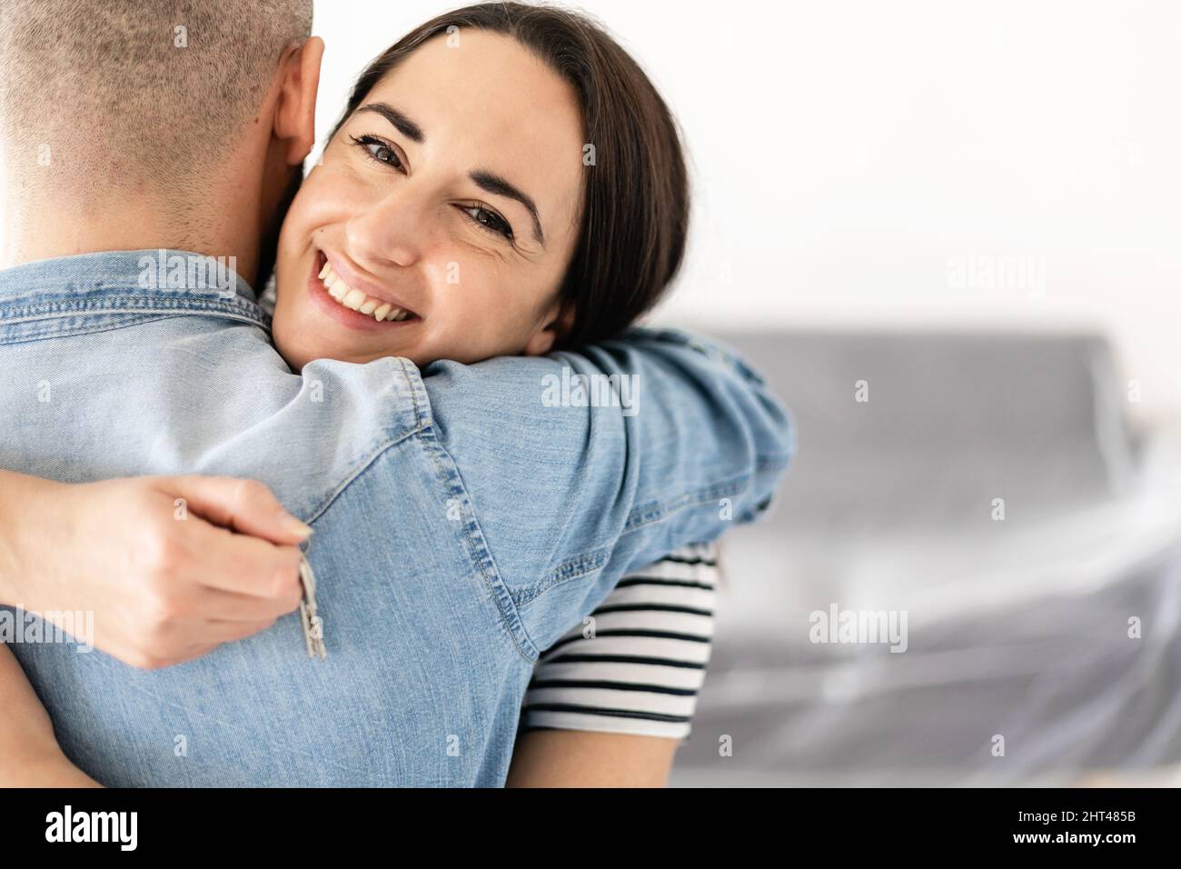 Joyeux jeune couple charmant déménaissant dans leur nouvel appartement Banque D'Images Joyeux jeune couple charmant déménaissant dans leur nouvel appartement Banque D'Images