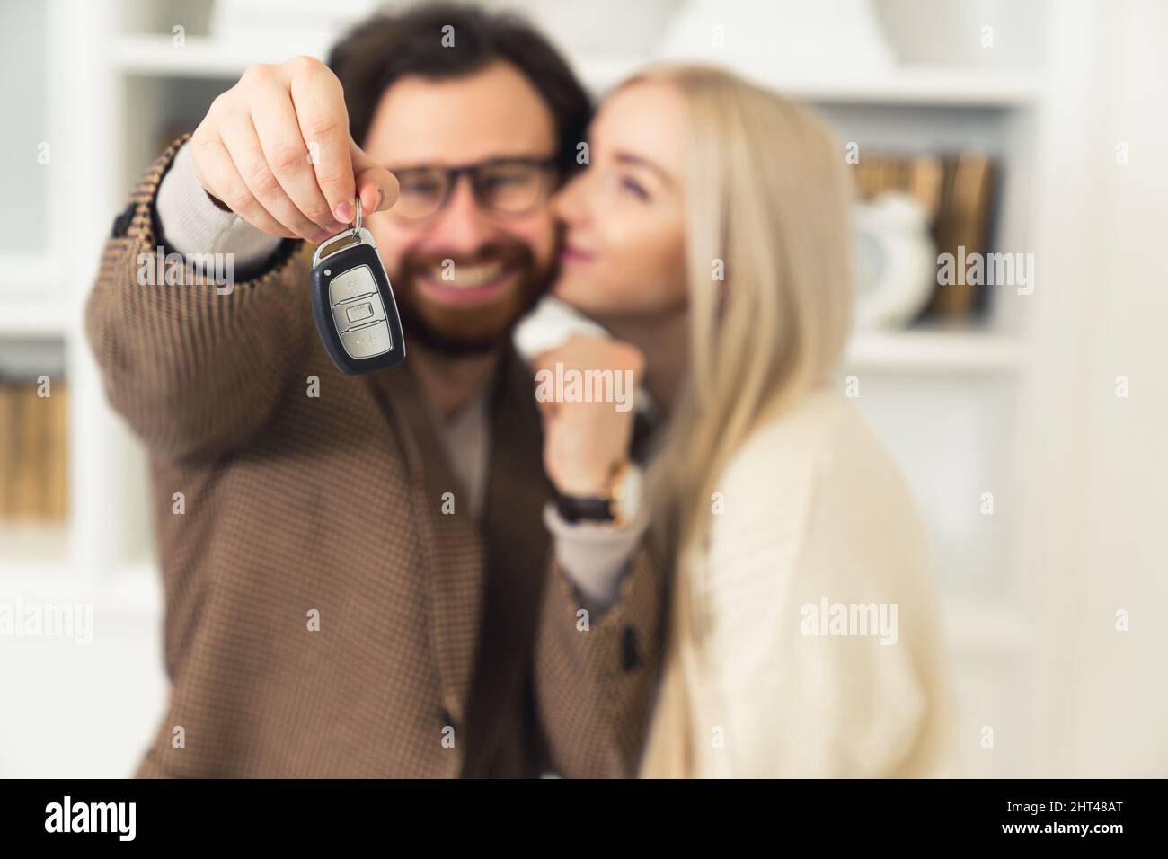 le couple européen millénaire a réussi à obtenir un prêt et a acheté sa première voiture . Photo de haute qualité Banque D'Images