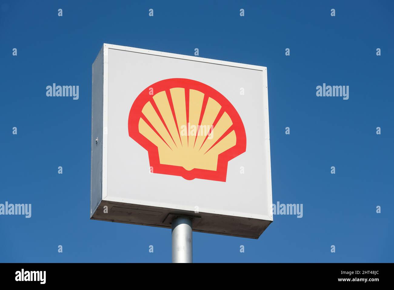 Conway, WA, USA - 25 février 2022 ; panneau surélevé pour une station-service Shell PLC isolée contre un ciel bleu Banque D'Images