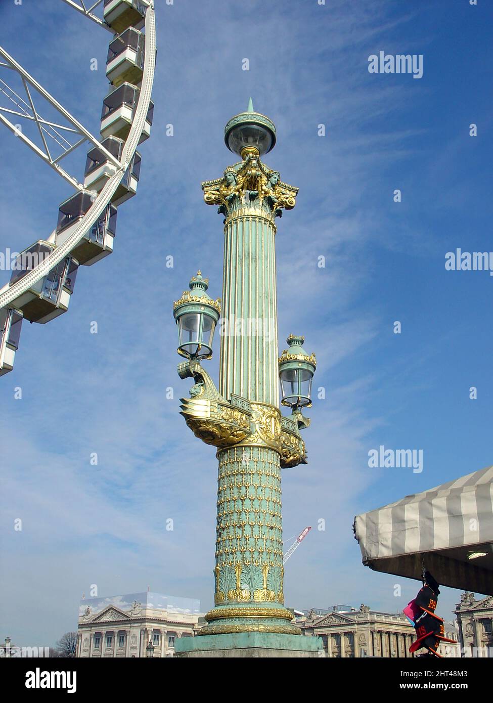 Bateau de combat à lampadaire sur la place de la Concorde, Paris, deux têtes de lampe sont montées sur l'arc du navire comme des couronnes symbolisant la royauté. Banque D'Images