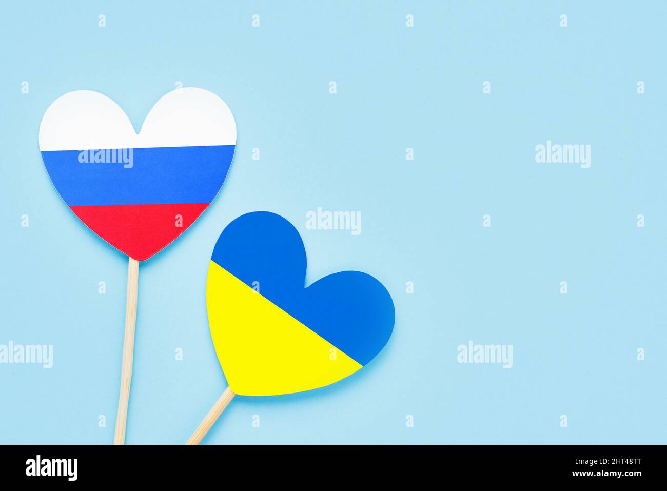 L'Ukraine et la Russie colorié les coeurs sur fond bleu clair. Plan à plat, espace de copie pour le texte Banque D'Images