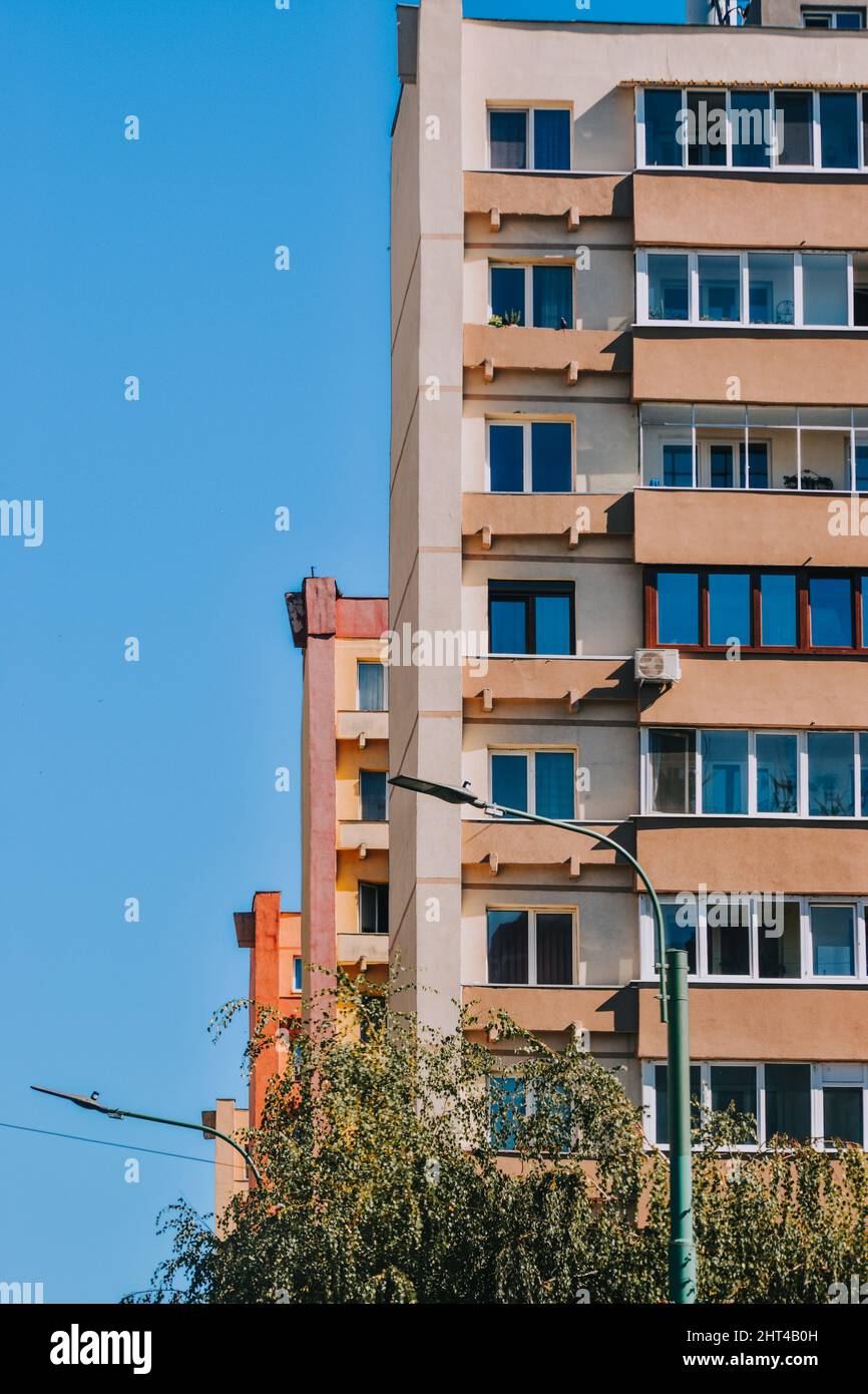 Gros plan vertical d'un ancien immeuble d'appartements à Brasov, Roumanie Banque D'Images