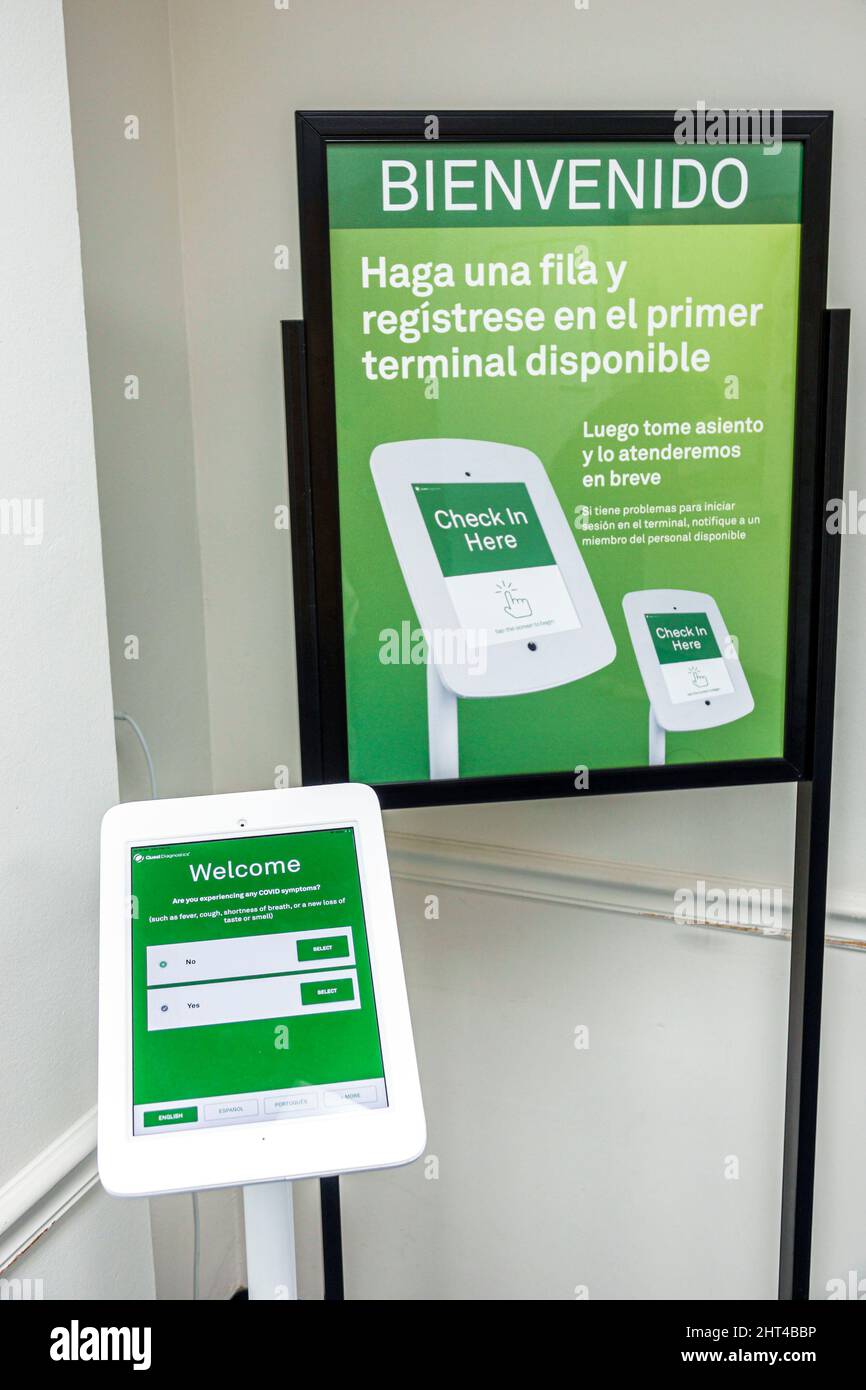 Miami Beach Florida Quest Diagnostics clinique d'analyse de sang laboratoire clinique salle d'attente auto-vérification en espagnol anglais bilingue instructions s Banque D'Images