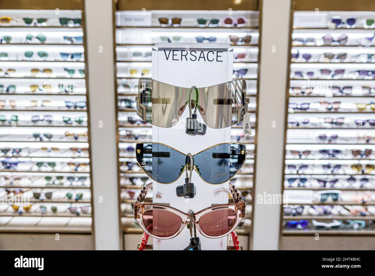 Bal Harbour Florida Bal Harbour Shops luxueux centre commercial de luxe Saks Fifth Avenue grand magasin affiche la vente à l'intérieur intérieur Versace IT Banque D'Images