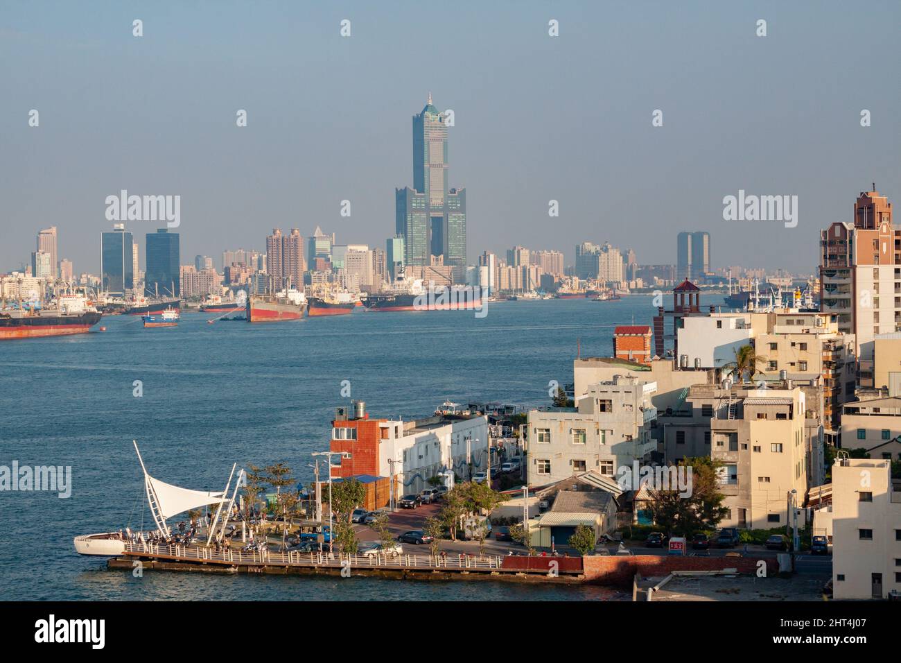 Vue de la ligne d'horizon de Kaohsiung depuis le phare de Qijin, y compris la tour du ciel de 85, Kaohsiung, Taïwan Banque D'Images