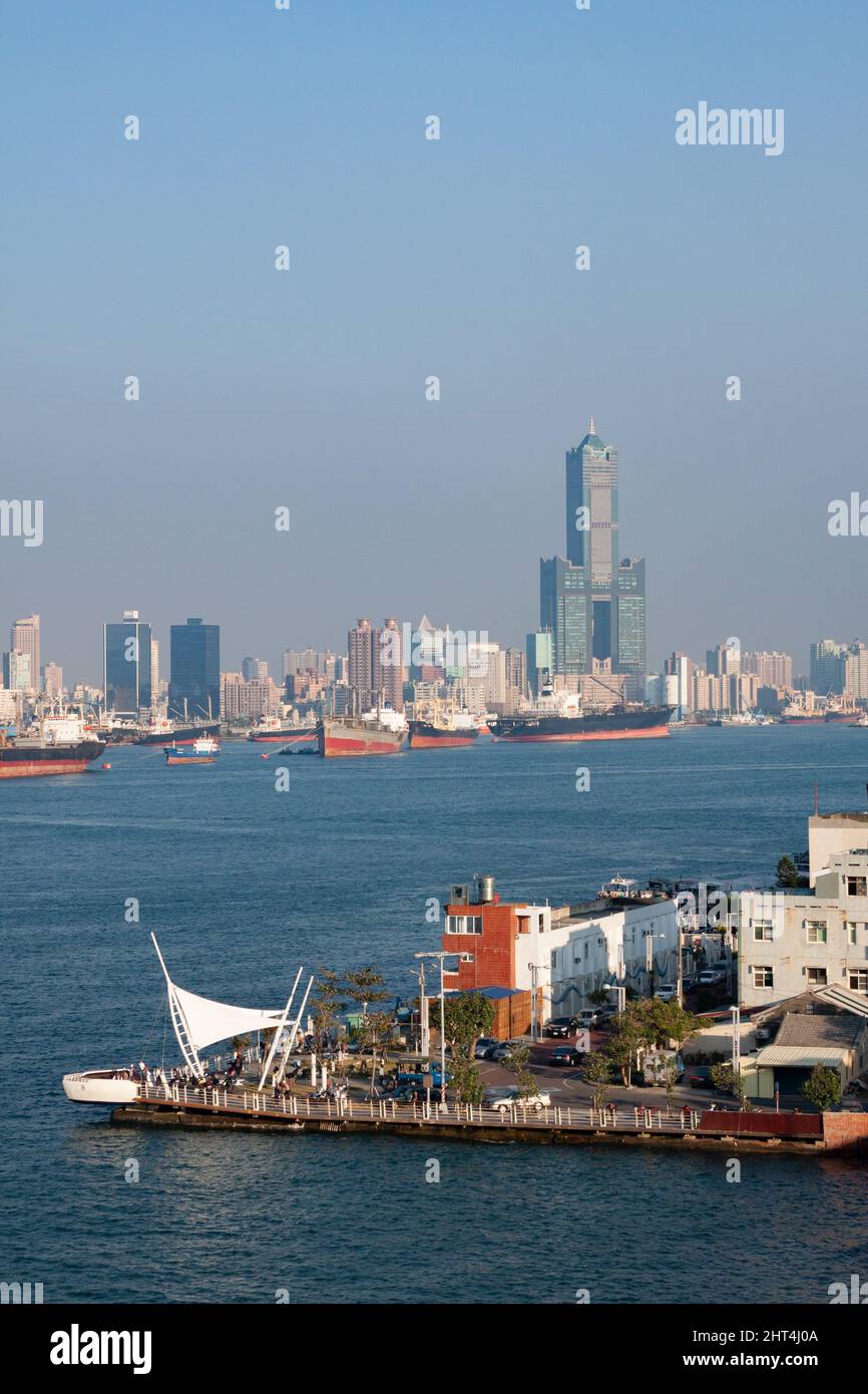 Vue de la ligne d'horizon de Kaohsiung depuis le phare de Qijin, y compris la tour du ciel de 85, Kaohsiung, Taïwan Banque D'Images