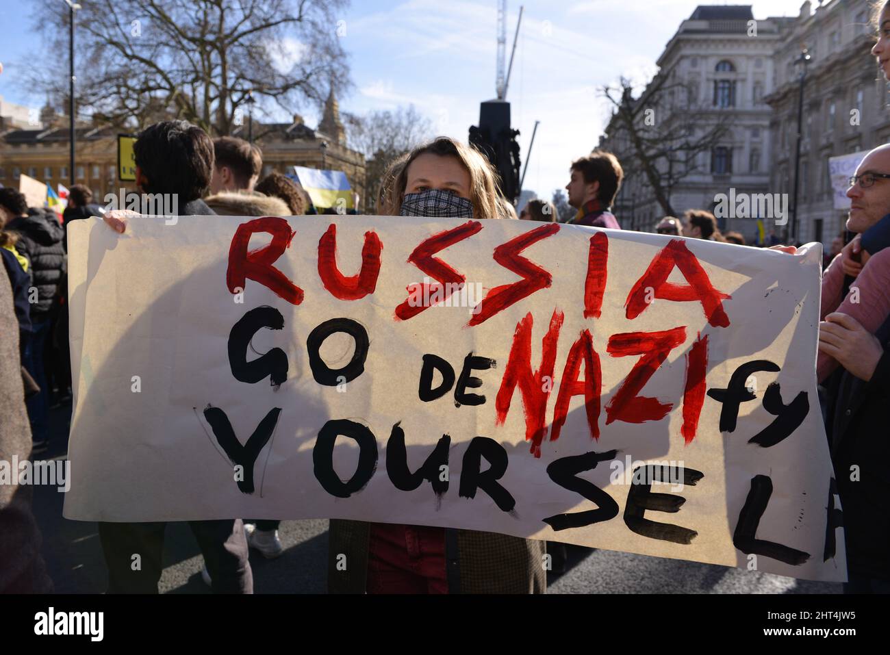 Les Ukrainiens vivant à Londres et les manifestants anti-guerre ont manifesté face à Downing Street contre l'invasion russe de l'Ukraine. Banque D'Images