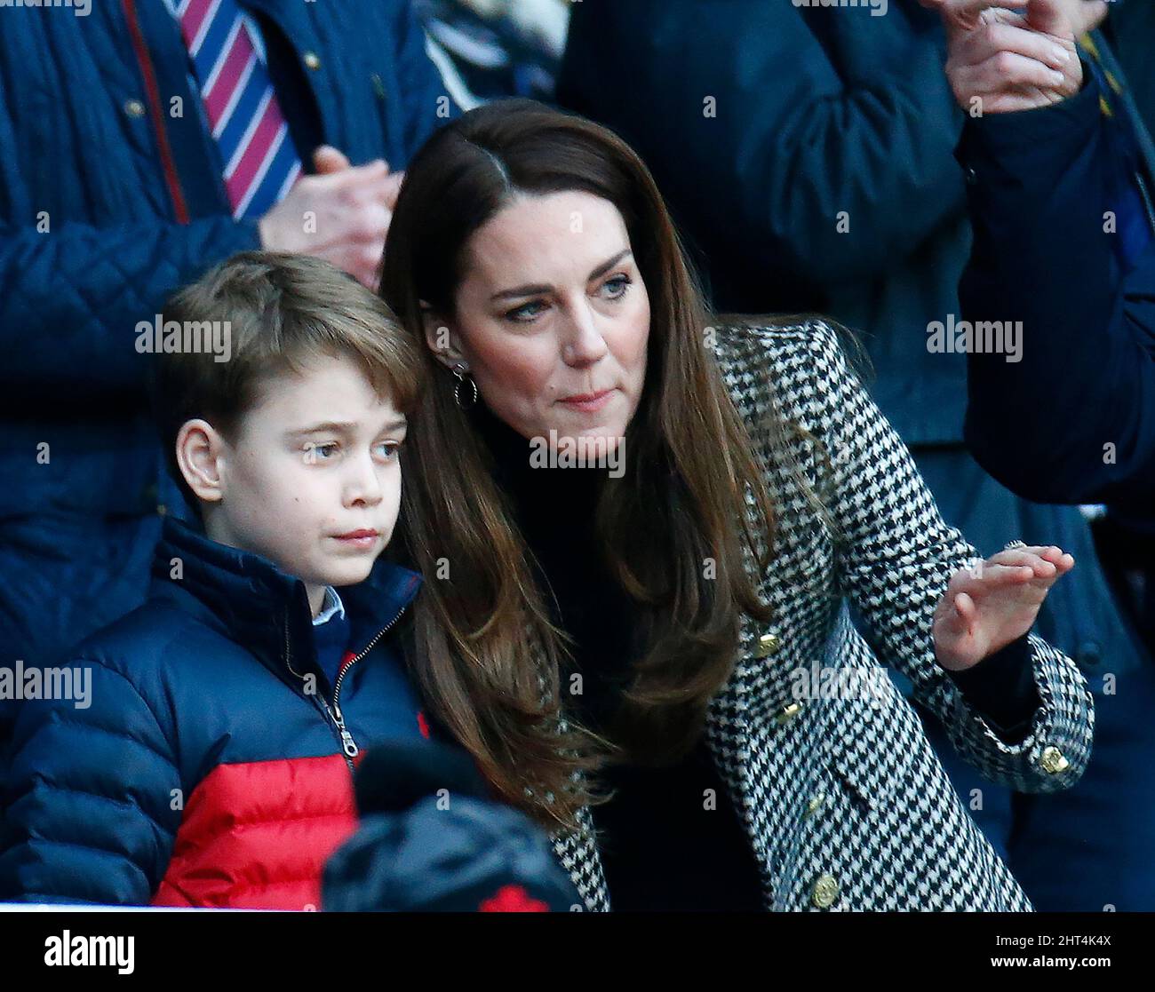 Londres, Royaume-Uni. 26th févr. 2022. LONDRES, ANGLETERRE - FÉVRIER 26: L-R George et son maman Kate la duchesse de Cambridge, patron de l'Union de football de rugby pendant le match Guinness six Nations entre l'Angleterre et le pays de Galles, au stade de Twickenham le 26th février 2022 à Londres, Angleterre crédit: Action Foto Sport/Alay Live News Banque D'Images