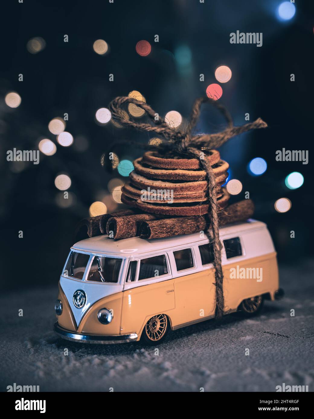 Gros plan de Volkswagen camping bus transportant des objets Banque D'Images