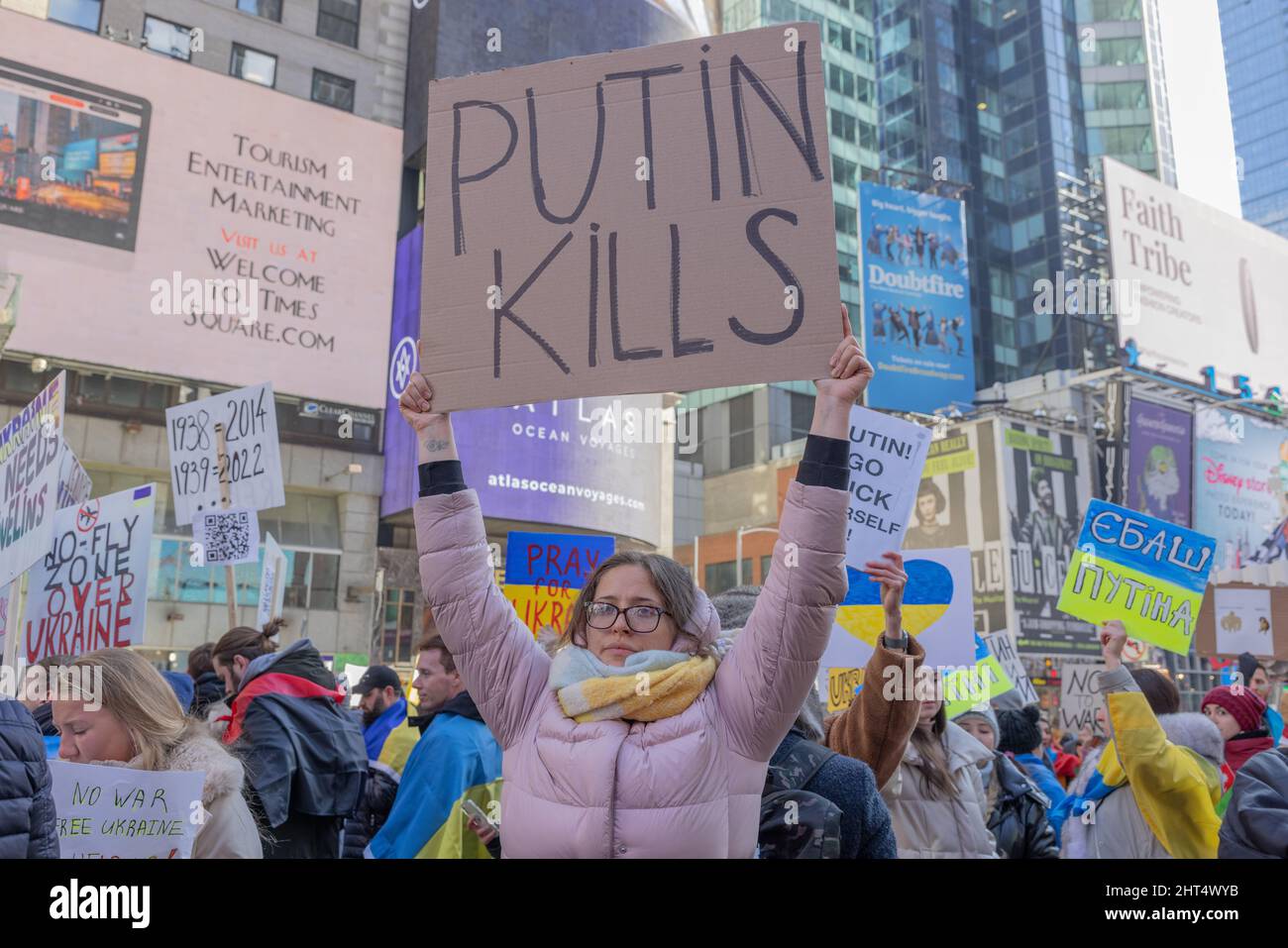 NEW YORK, New York – le 26 février 2022 : des manifestants de Times Square protestent contre l'invasion de l'Ukraine par la Russie. Banque D'Images
