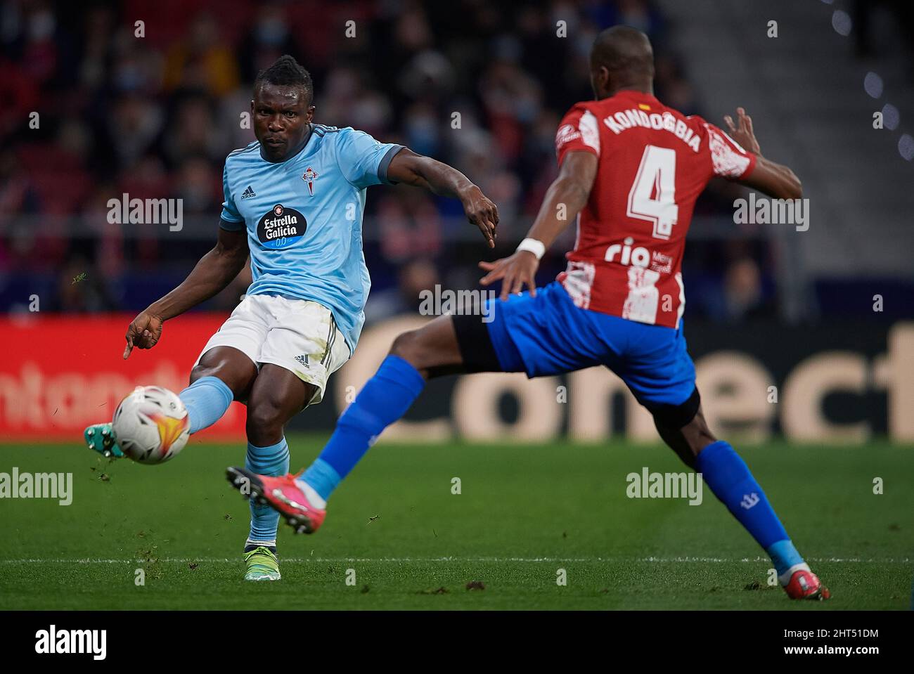 Madrid. 26th févr. 2022. Kondogbia (R) de l'Atletico de Madrid est accompagné de Joseph Aidoo de Celta de Vigo lors du match de la Liga entre Atletico de Madrid et Celta de Vigo à Madrid, Espagne, le 26 février 2022. Crédit: Pablo Morano/Xinhua/Alay Live News Banque D'Images