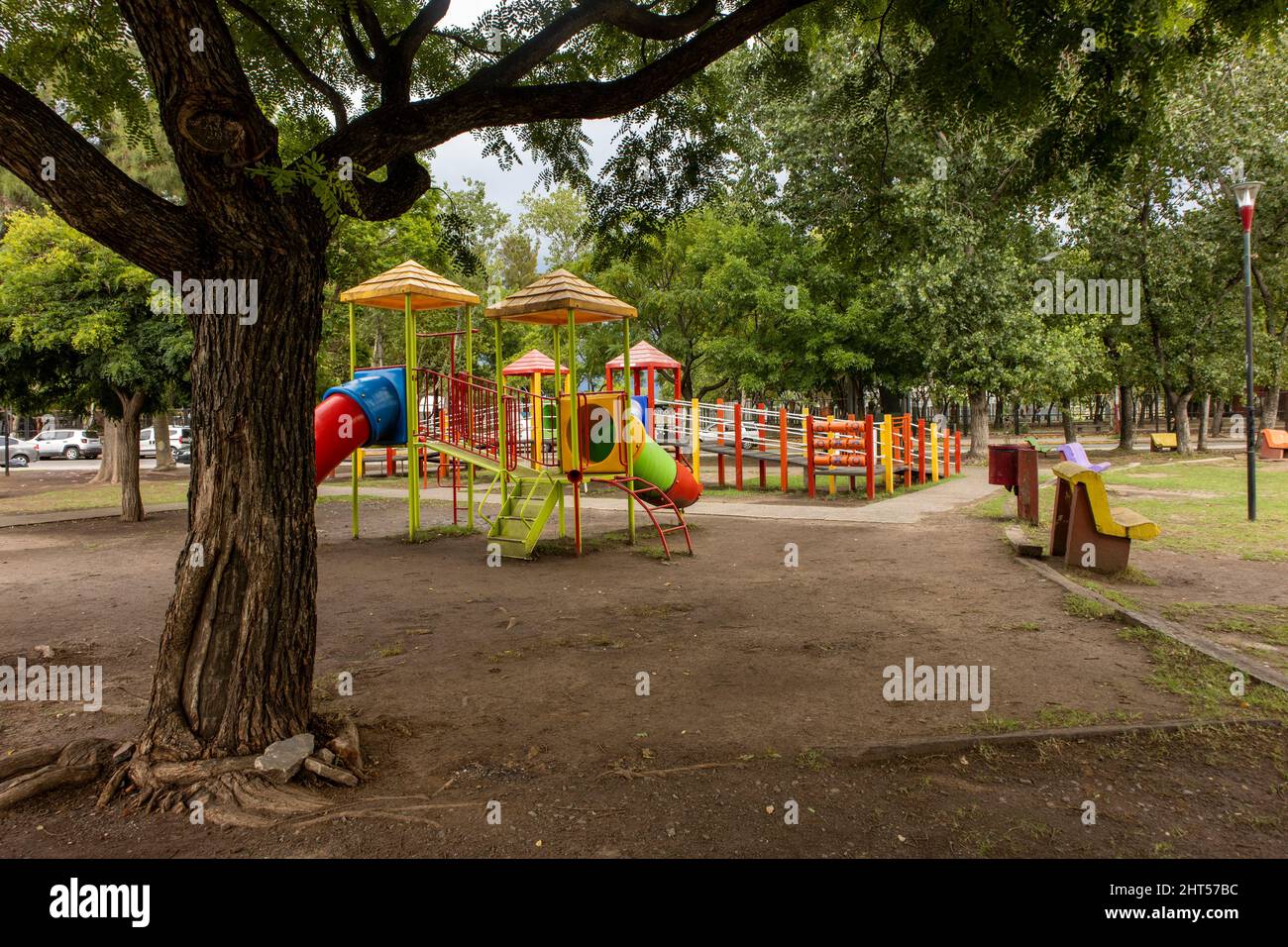 Terrain de jeu dans la ville avec structure de jeu, sur une journée nuageux, et sans personnes. Banque D'Images