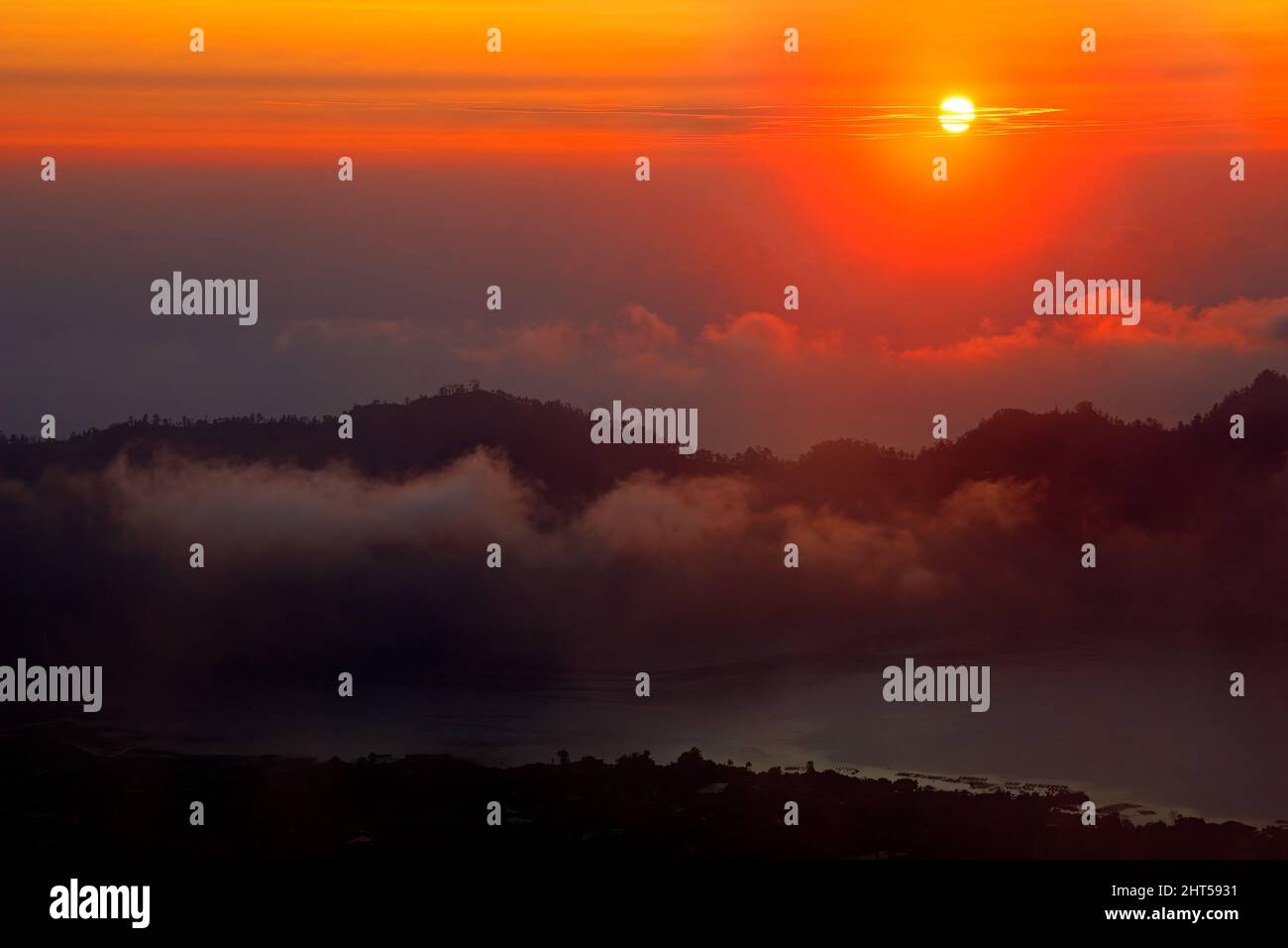 Vue panoramique des nuages et de la brume au lever du soleil du haut du mont Batur (Kintamani volcan), Bali, Indonésie Banque D'Images