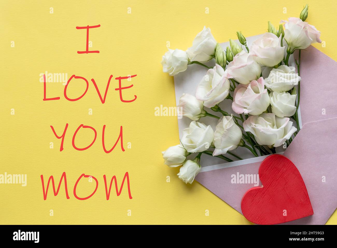 Joyeux cadeau de fête des mères avec fleurs roses dans une enveloppe pour les vacances sur fond jaune.carte de vœux avec fleurs d'eustoma blanches Banque D'Images