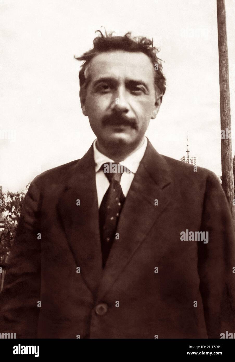 Albert Einstein (1879–1955), physicien théorique d'origine allemande qui a développé la théorie de la relativité et qui recevrait le prix Nobel de physique de 1921, dans un portrait en plein air c1919. Banque D'Images