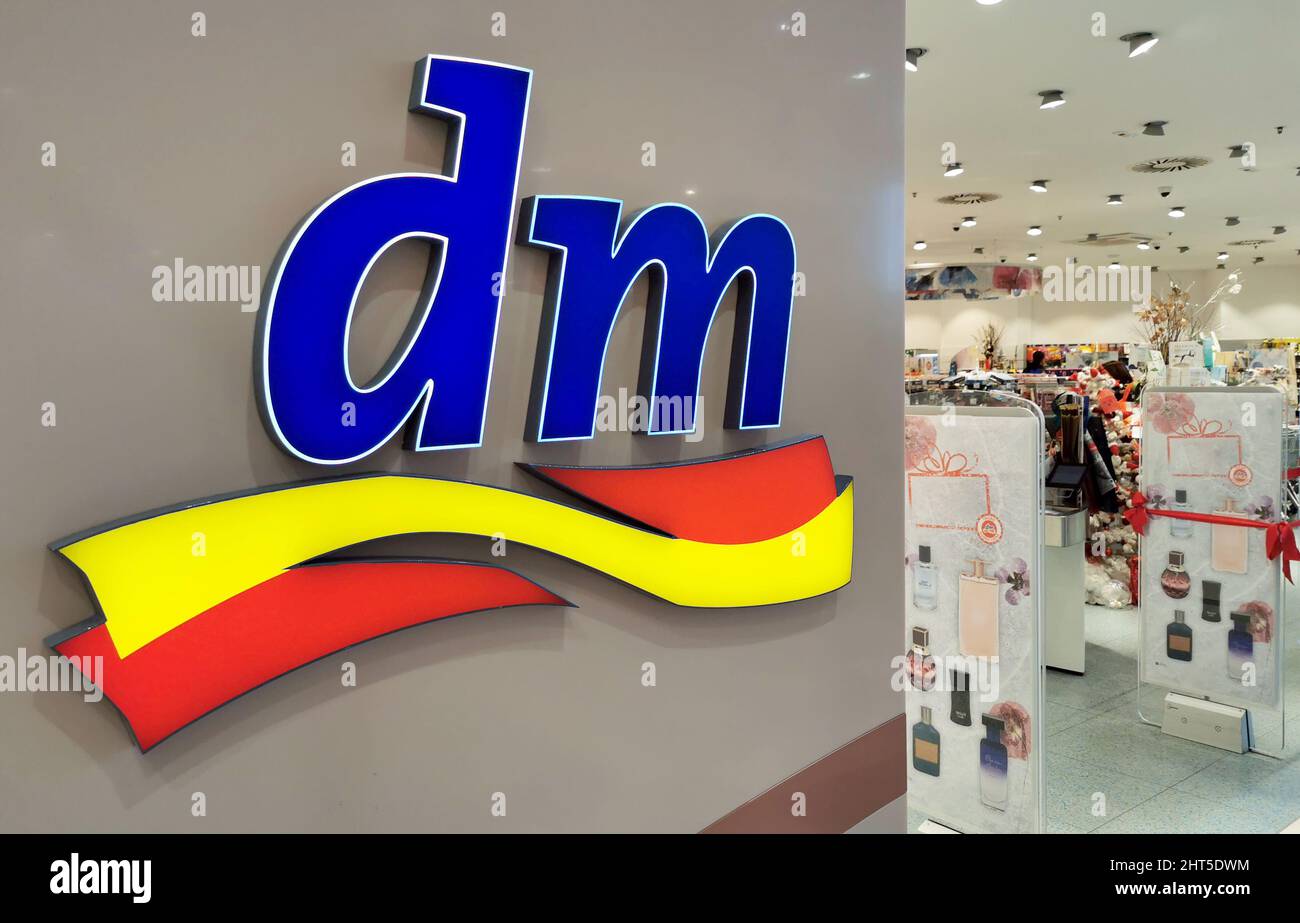 Gros plan du logo de la marque DM à l