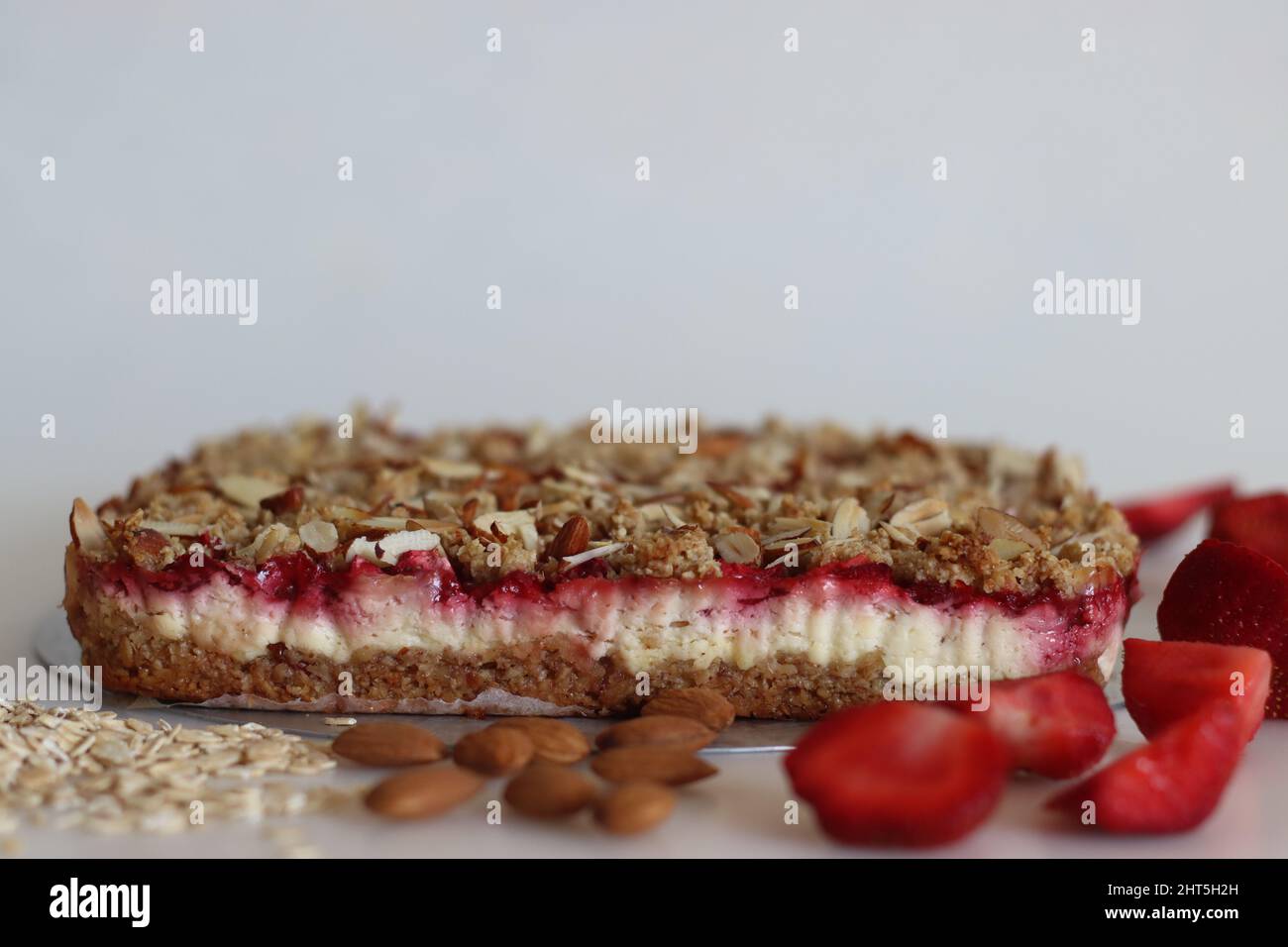 Bar à petit-déjeuner, frais au four, sorti de la moisissure. Pas de bar à petit-déjeuner avec flocons d'avoine, amandes, fromage à la crème et fraises fraîches. Filmée sur le coup Banque D'Images