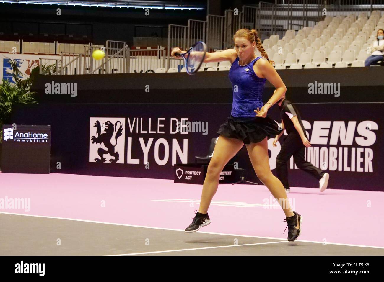 Jessika Ponchet (FRA) en action contre Mai Hontama (JAP) lors de l'Open  6eme sens, Metropole de Lyon 2022, WTA 250 tennis Tournament le 26 février  2022 au Palais des Sports de Gerland