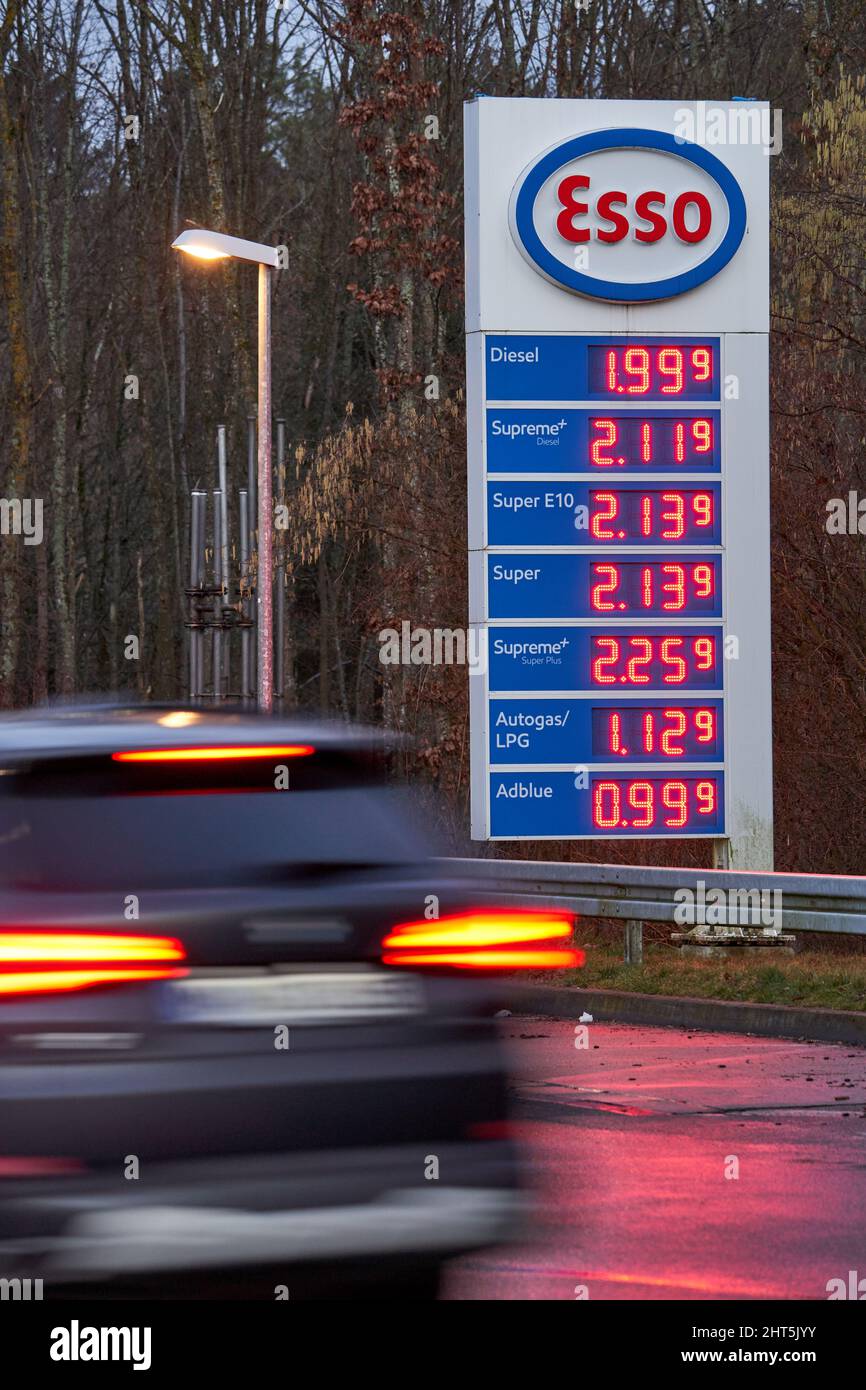 Schönbuch, Allemagne - 25 février 2022 : prix de l'essence et du diesel  chers. Ravitaillement en carburant dans les stations-service esso en  Europe, en Allemagne. Non Photo Stock - Alamy