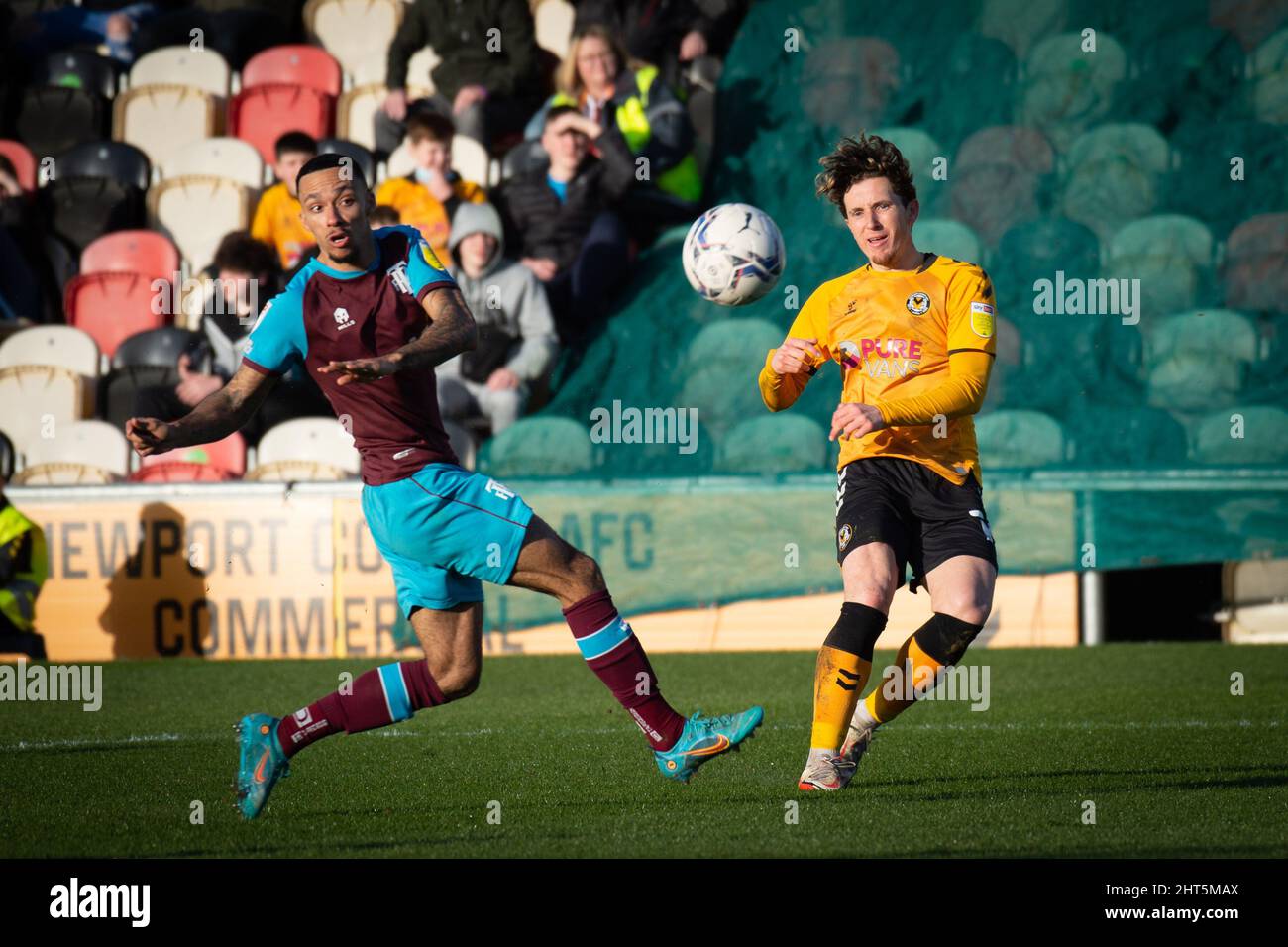 Newport, Royaume-Uni. 26th févr. 2022. Aaron James Lewis de Newport County (r) tire et marque ses équipes 1st but, . EFL football League Two Match, Newport County / Tranmere Rovers au Rodney Parade de Newport, pays de Galles, le samedi 26th février 2022. Cette image ne peut être utilisée qu'à des fins éditoriales. Utilisation éditoriale uniquement, licence requise pour une utilisation commerciale. photo par crédit : Andrew Orchard sports Photography/Alay Live News Banque D'Images