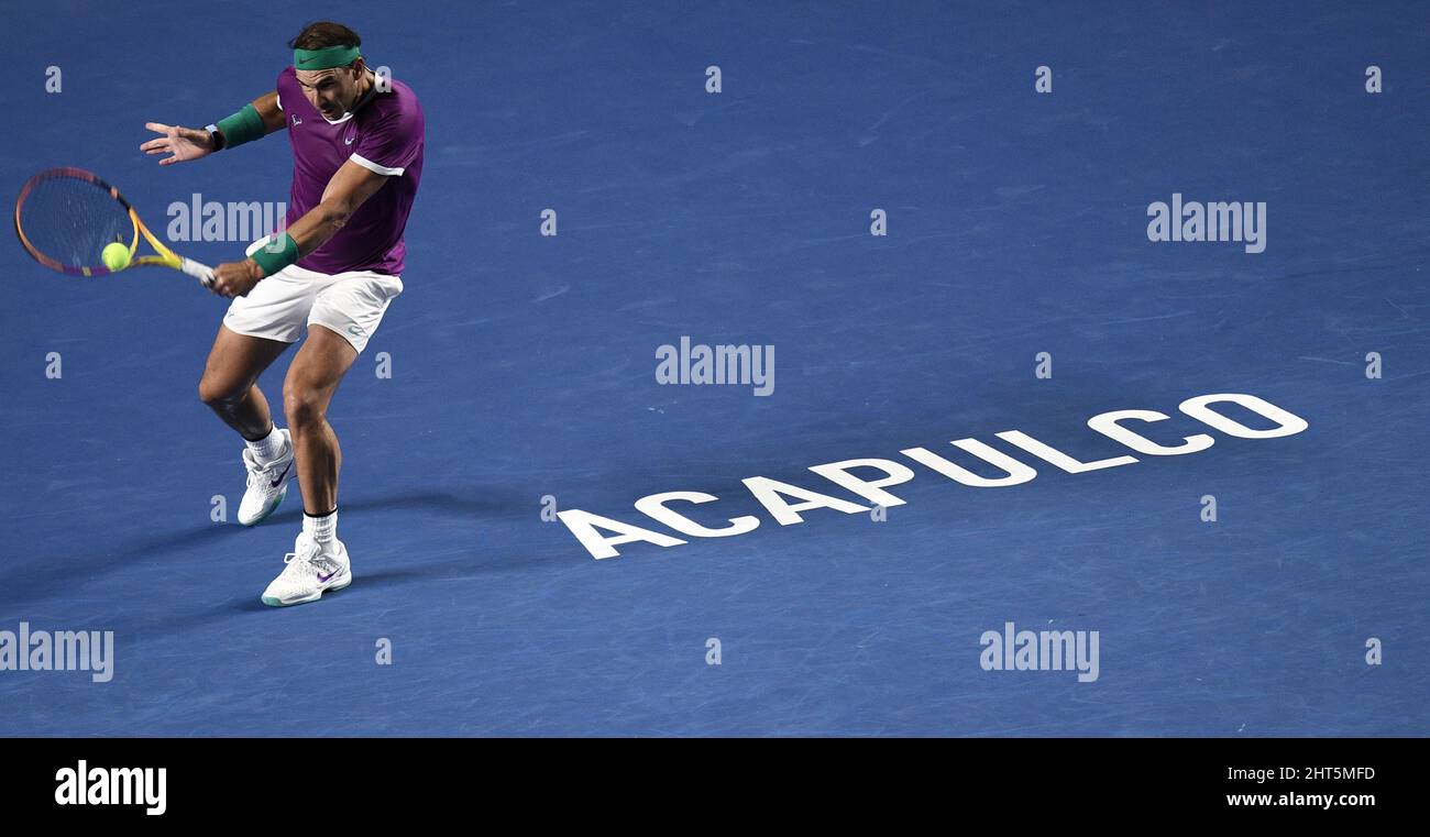 Acapulco, Mexique. 26th févr. 2022. Rafael Nadal, d'Espagne, revient lors  du match final des hommes contre Cameron Norrie, de Grande-Bretagne, au  tournoi de tennis ATP Mexican Open 2022 à Acapulco, Mexique, le