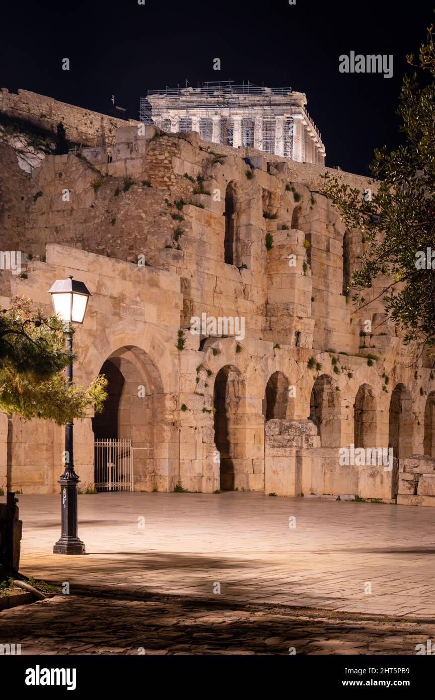 Vue à angle bas du Parthénon à l'Acropole d'Athènes, Grèce la nuit. Odeon de Herodes Atticus est visible au premier plan Banque D'Images
