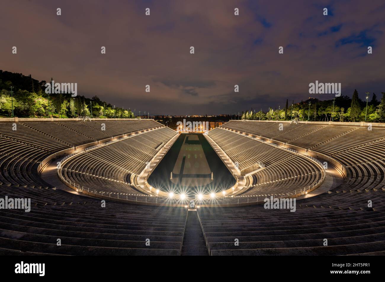 Stade panathénaïque illuminé à Athènes, Grèce au crépuscule Banque D'Images