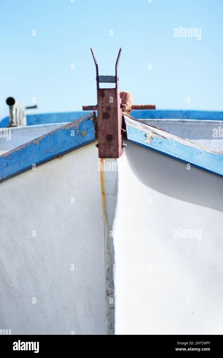 Prenez l'arc. Devant un petit bateau de pêche avec personne à l'intérieur. Banque D'Images