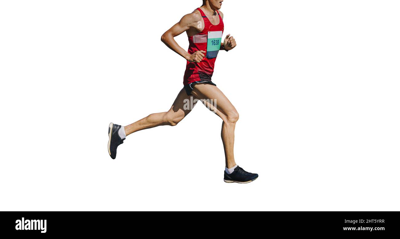 un homme coureur de trail. et les pieds d'athlète portant des