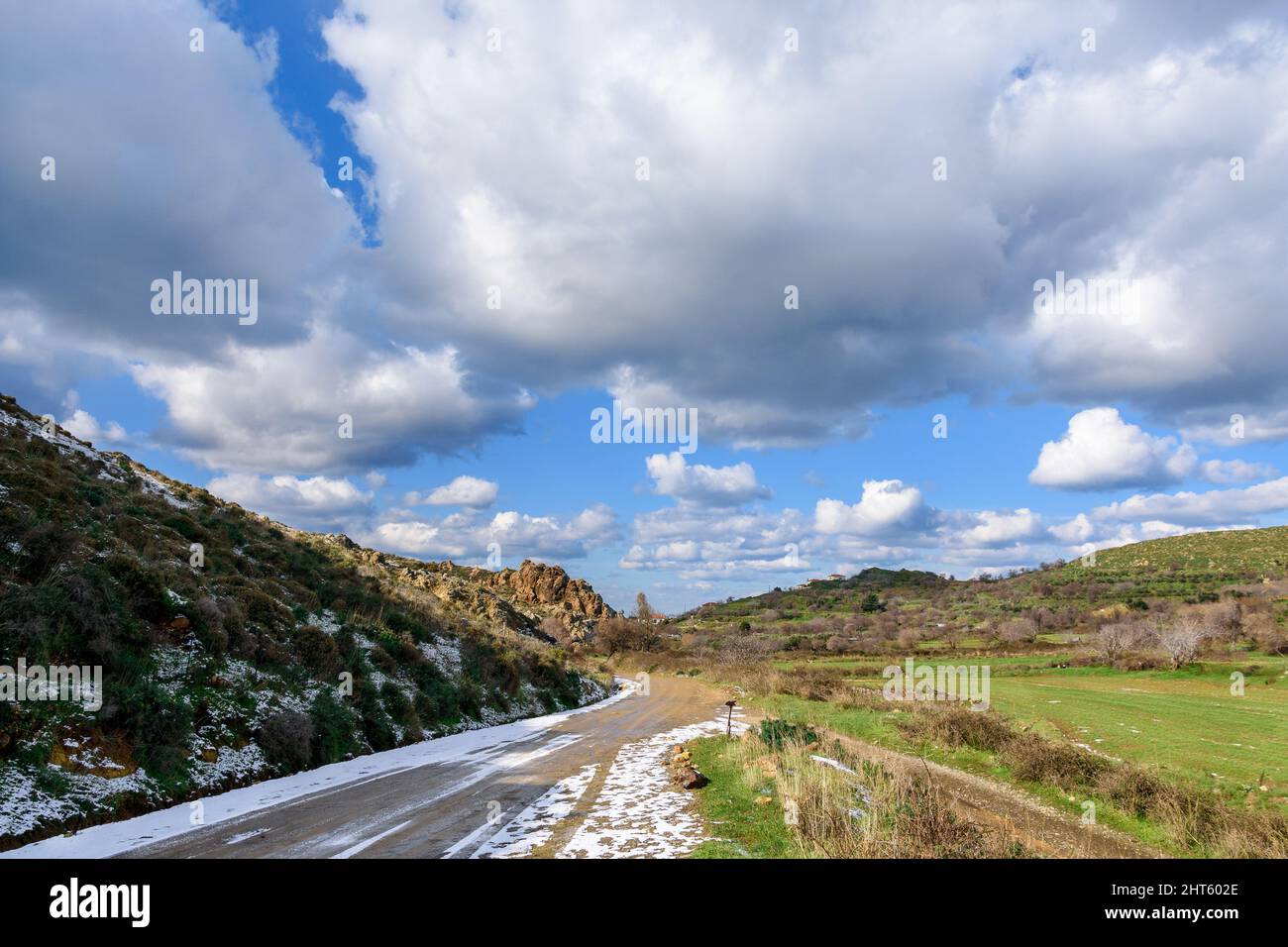 Myrina de l'île de Lemnos, avec des routes enneigées et un ciel bleu avec des nuages. Le château en arrière-plan. Banque D'Images