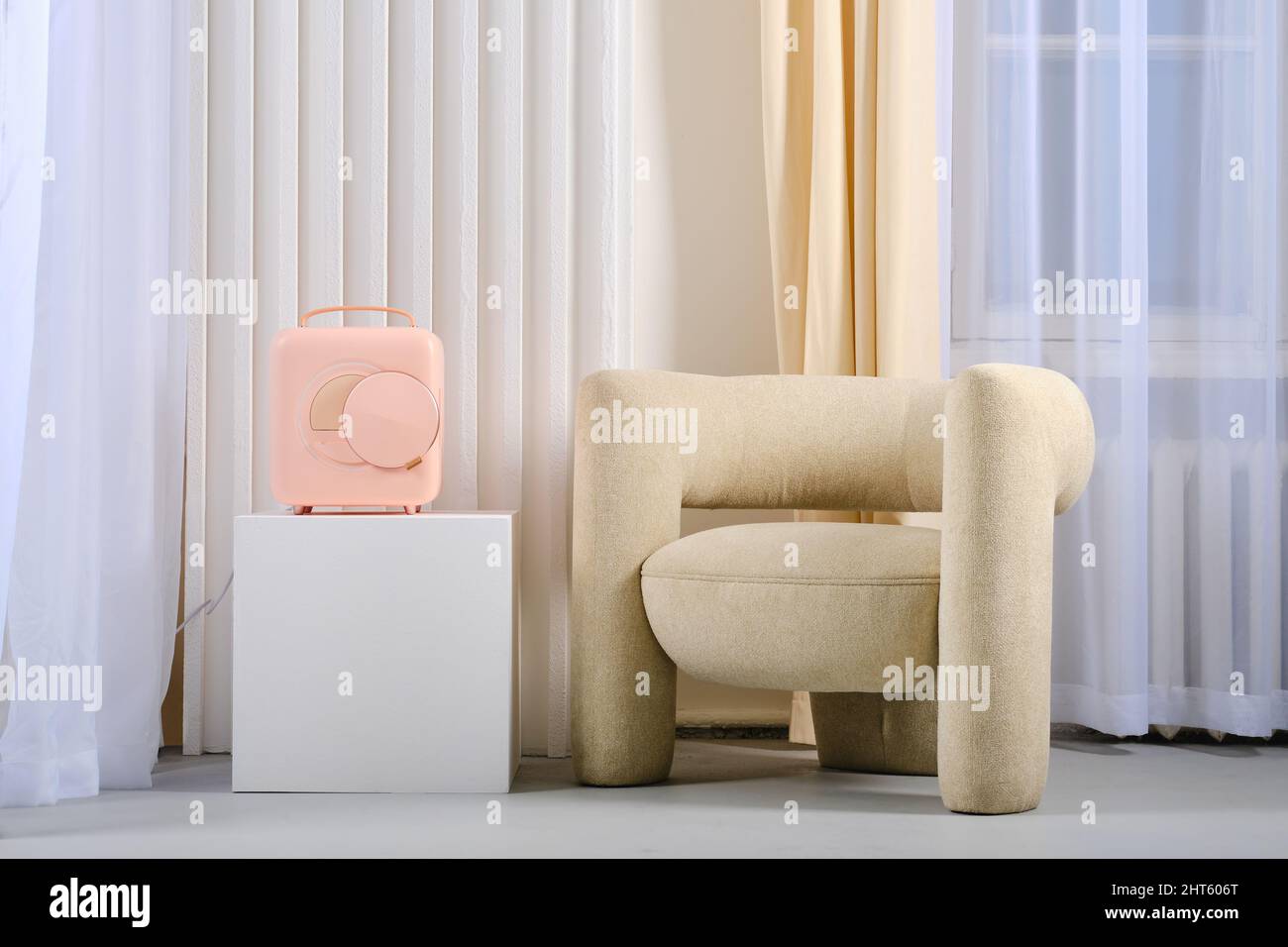 Réfrigérateur portable près d'un fauteuil confortable dans l'appartement ou la chambre d'hôtel Banque D'Images