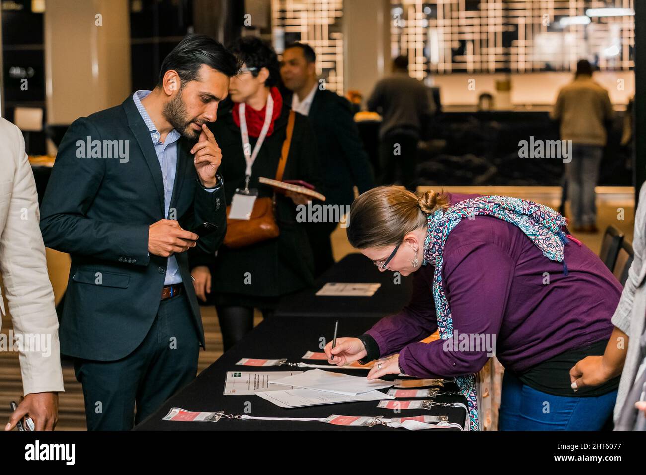 Les délégués s'inscrivent à la conférence de l'industrie du commerce de détail à Johannesburg, en Afrique du Sud Banque D'Images