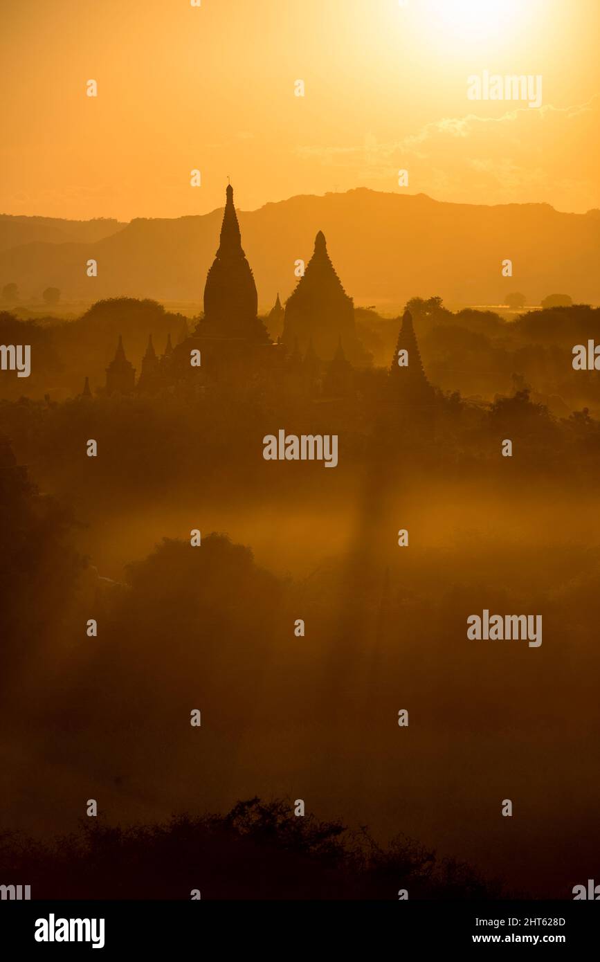 Vue de la Pagode Shwesandaw Shinbinthalyaung au coucher du soleil. Bagan, Myanmar. Banque D'Images