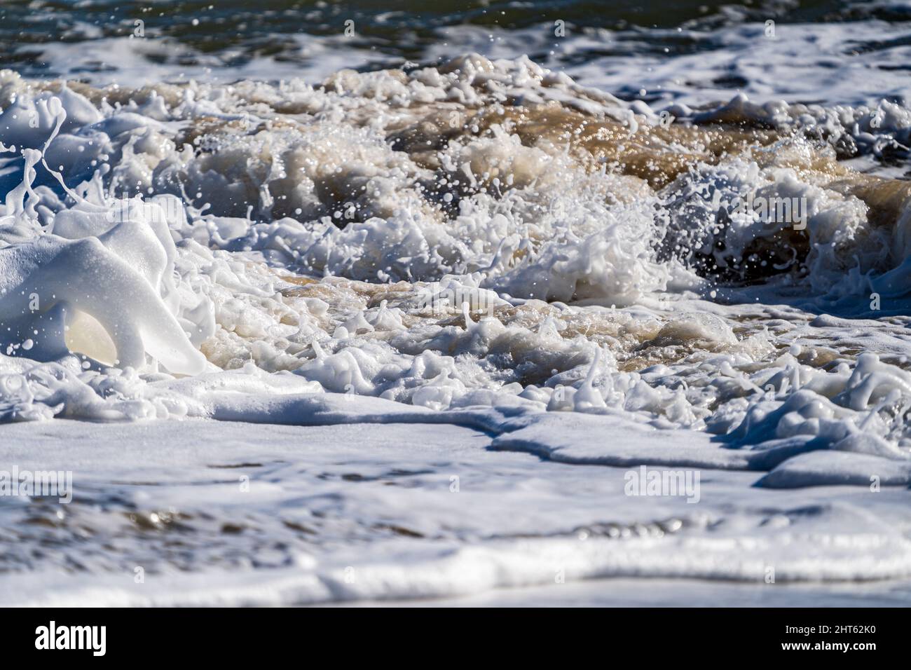 Vagues se brisant avec de la mousse de mer Banque D'Images