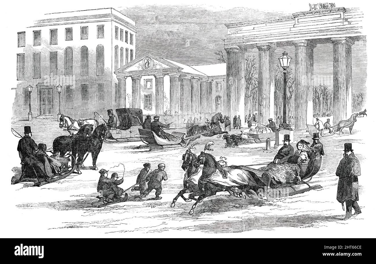 Luge à Berlin, 1850. « L'hiver, les promenades en traîneau dans la capitale prussienne... la vue est prise dans la Pariser Platz, près de la porte de Brandebourg... ici, nous avons plusieurs modes de luge...[bien que] le traîneau peint et doré soit hors de mode... tout le monde traîneaux... les chevaux ou les chiens, selon le cas, sont accrochés à des cloches; et la rue semble être traversée par une armée de vendeurs de muffin. De "Illustrated London News", 1850. Banque D'Images