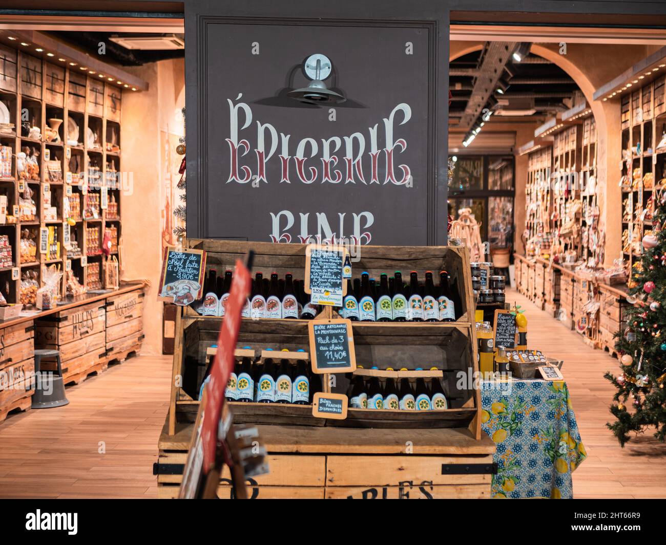 Menton, France - 6 décembre 2021 : le magasin Epicerie propose des produits alimentaires méditerranéens traditionnels Banque D'Images