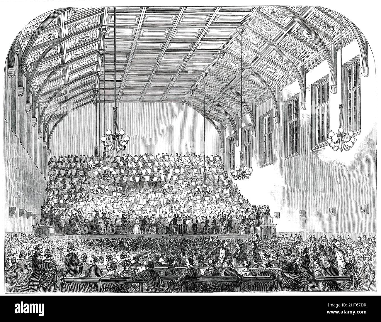 Ouverture du St. Martin Hall, long-Acre, [Londres], 1850. 'La salle est bien éclairée avec des lustres élégants, et il y avait de l'animation dans l'apparence générale quand complètement rempli d'amateurs; et l'orchestre a présenté son groupe de quelque soixante-dix joueurs et près de 500 chanteurs, ce dernier principalement sélectionné dans les écoles supérieures de chant de M. Hullah. Sa présence dans le siège du chef d'orchestre a été le signal d'une série générale d'applaudissements... la première partie s'est terminée par l'hymne du festival de M. Henry Leslie, "que Dieu survienne", les mots choisis dans le Psaume de 68th. C'était louable Banque D'Images