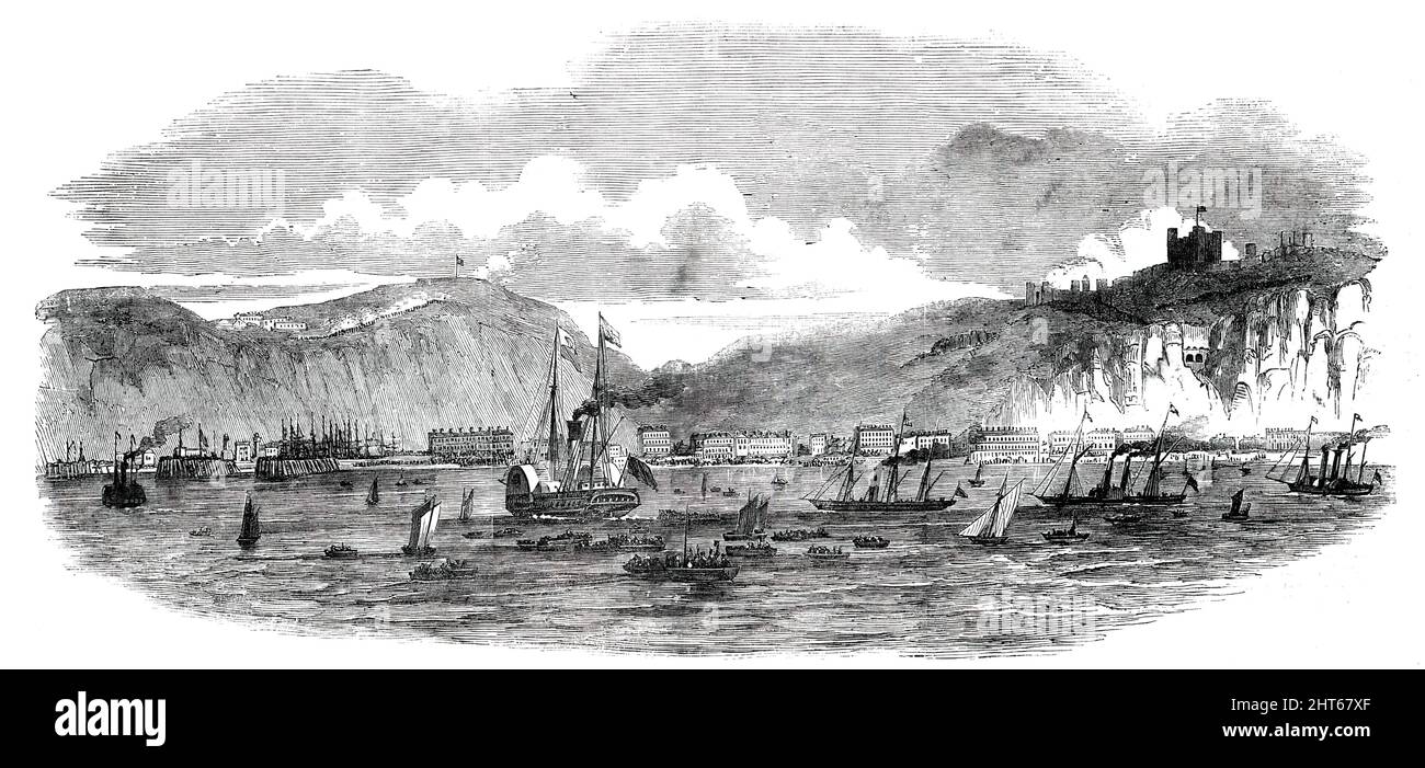 Visite de la Reine dans le port de Douvres, [Kent], 1850. 'Une ligne floue de fumée éloignée, flottant sur l'horizon en direction d'Ostende, s'est progressivement développée plus distincte, jusqu'à ce que, enfin, les formes bien définies de trois steamers s'ouvrent sur la vue... les proportions nobles de la première, avec le standard royal volant à la tête du mât principal, Le drapeau de l'Amirauté à l'avant-garde, et l'enseigne rouge au personnel, ont déclaré aux milliers assemblés qu'elle portait l'objet bien-aimé de leur intérêt engrossant, et, au cours de la route que le yacht prenait, que c'était l'intention de sa Majesté [la reine Victoria] non seulement Banque D'Images