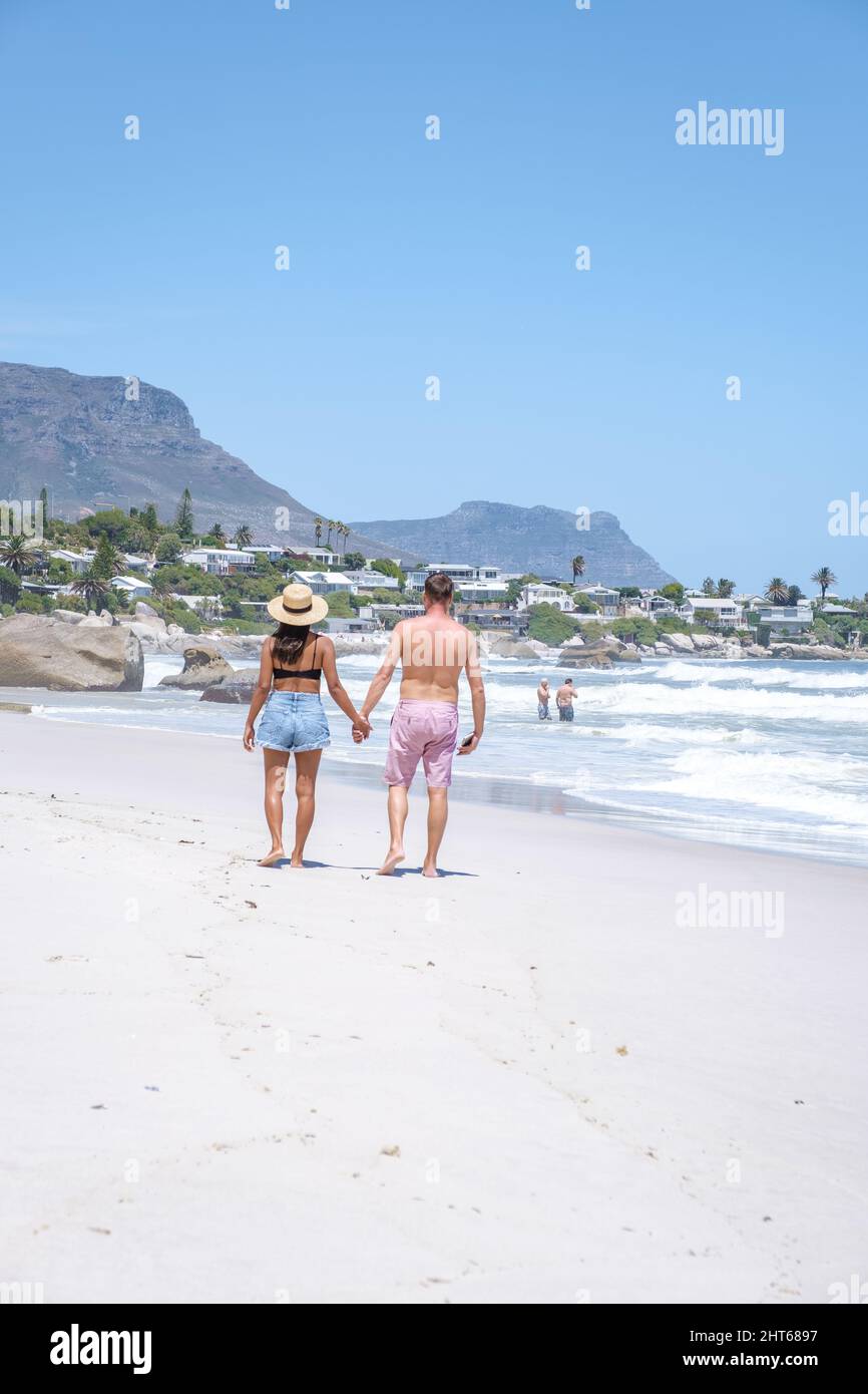 Clifton Beach Cape Town Afrique du Sud, plage de sable blanc à Cape Town Clifton. Couple homme et femme sur la plage Banque D'Images