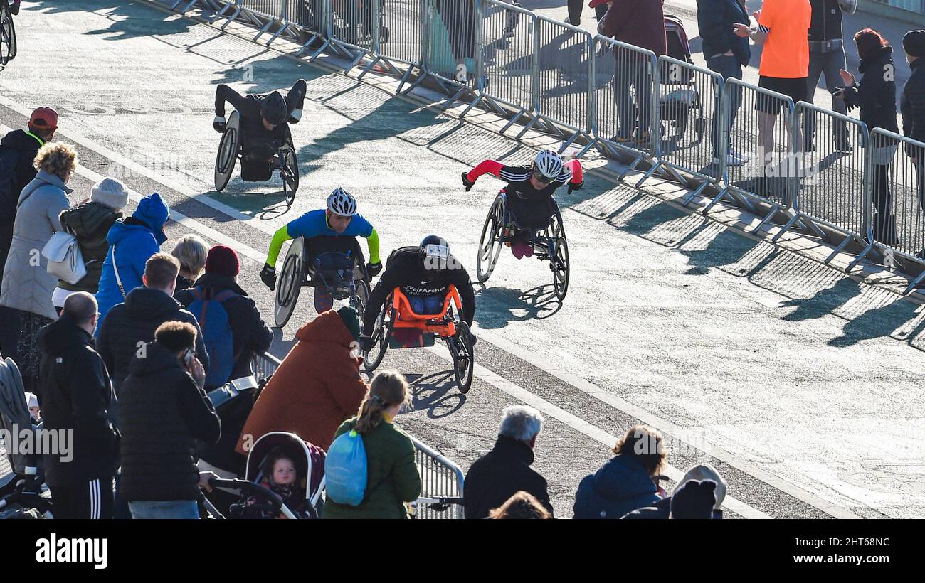 Brighton, Royaume-Uni. 27th févr. 2022. Les coureurs en fauteuil roulant prennent part au semi-marathon de Brighton lors d'une matinée ensoleillée mais froide sur la côte sud : Credit Simon Dack/Alamy Live News Banque D'Images
