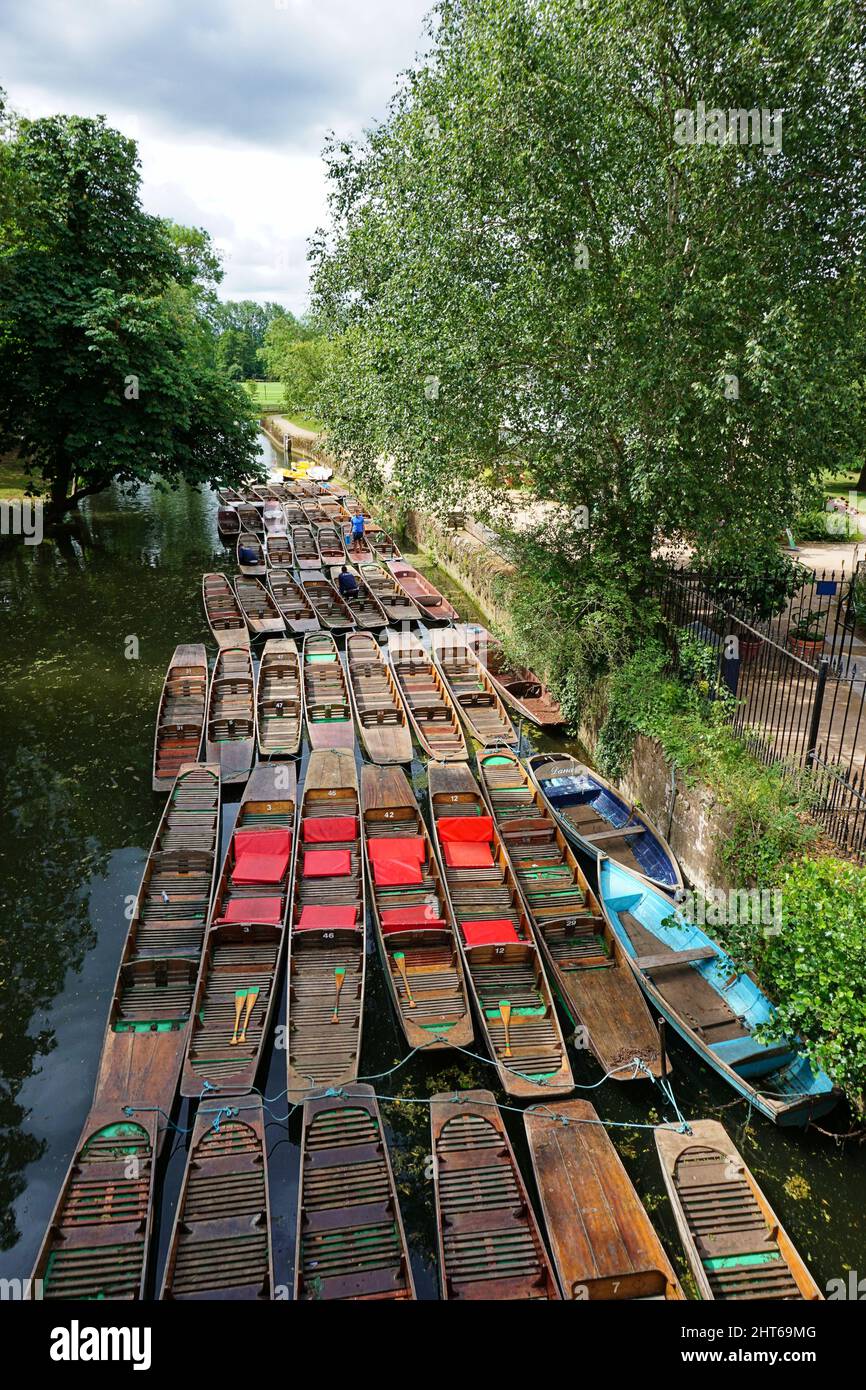 Gros plan des punts garés sur la rivière Cherwell et surplombant le pont de Magdalene en Angleterre Banque D'Images