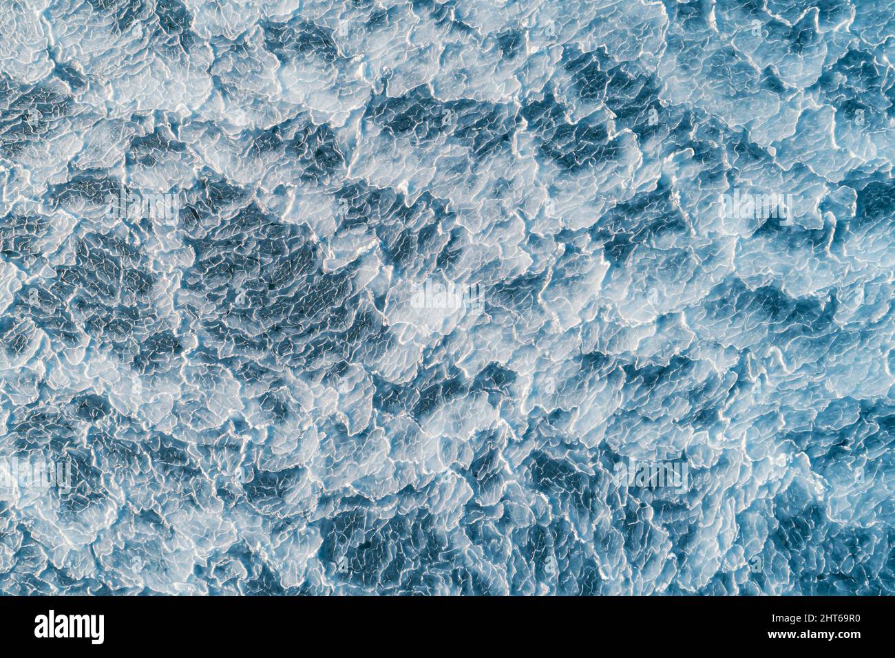 Vue aérienne de dessus en bas de la surface de glace. Texture de la surface de la mer gelée Banque D'Images