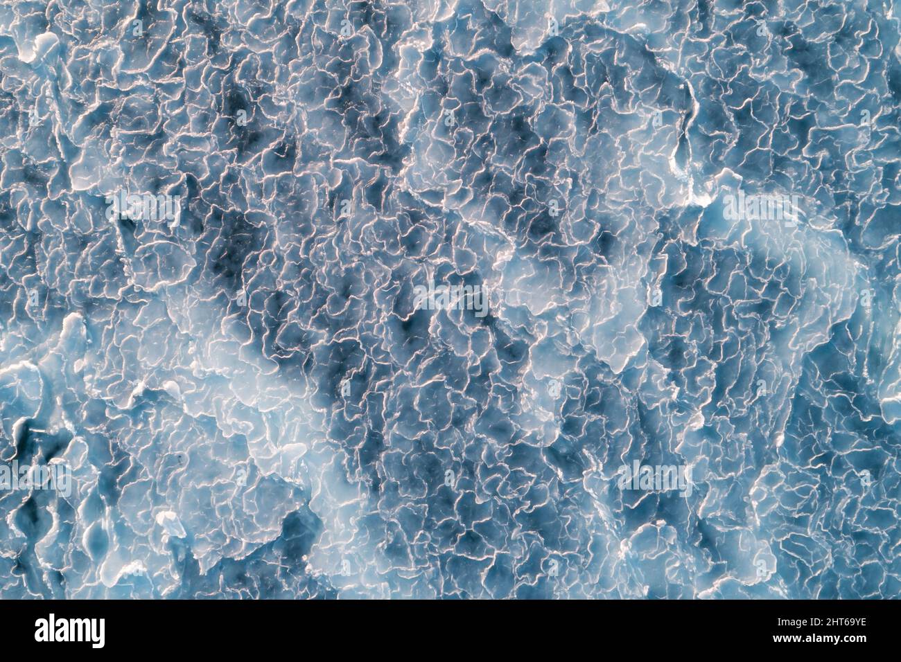 Vue aérienne de dessus en bas de la surface de glace. Texture de la surface de la mer gelée Banque D'Images